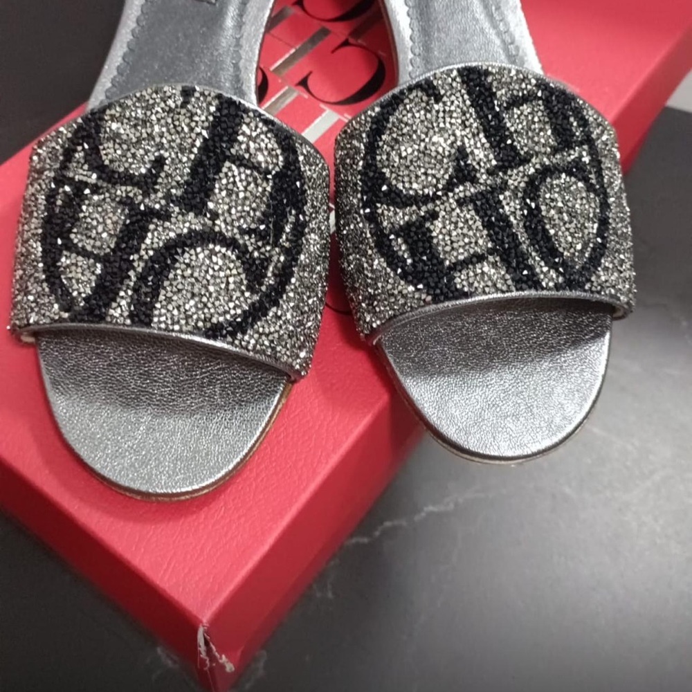 Like new CH Palas Sandals use one time - Picture 2 of 9